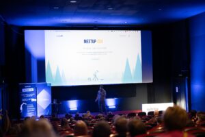 Meetup 404 BIZNES, scena i widownia pełna ludzi