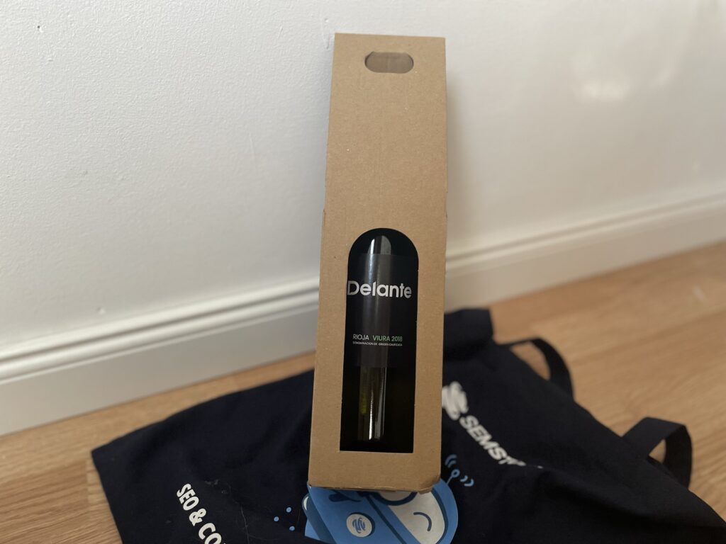 Torba reklamowa od Semstrom i butelka wina od Delante na Festiwalu SEO 2024